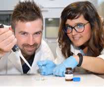 Dr. James Birrell und Dr. Patricia Rodríguez Maciá Dr. James Birrell und Dr. Patricia Rodríguez Maciá forschen an Hydrogenasen.