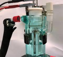 In dieser einfachen, selbstgebauten Apparatur erforschten die Mainzer Chemiker den elektrochemischen Schlüsselschritt (Bild (Ausschnitt): Alexander Lipp)