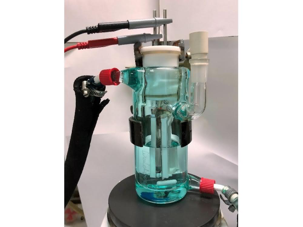 In dieser einfachen, selbstgebauten Apparatur erforschten die Mainzer Chemiker den elektrochemischen Schlüsselschritt (Bild (Ausschnitt): Alexander Lipp) In dieser einfachen, selbstgebauten Apparatur erforschten die Mainzer Chemiker den elektrochemischen Schlüsselschritt (Bild (Ausschnitt): Alexander Lipp)