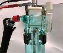 In dieser einfachen, selbstgebauten Apparatur erforschten die Mainzer Chemiker den elektrochemischen Schlüsselschritt (Bild (Ausschnitt): Alexander Lipp)