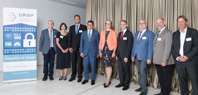 Federal Research Minister Anja Karliczek and Hesse's Science Minister Boris Rhein find out about cyber security research projects Group photo at Fraunhofer SIT