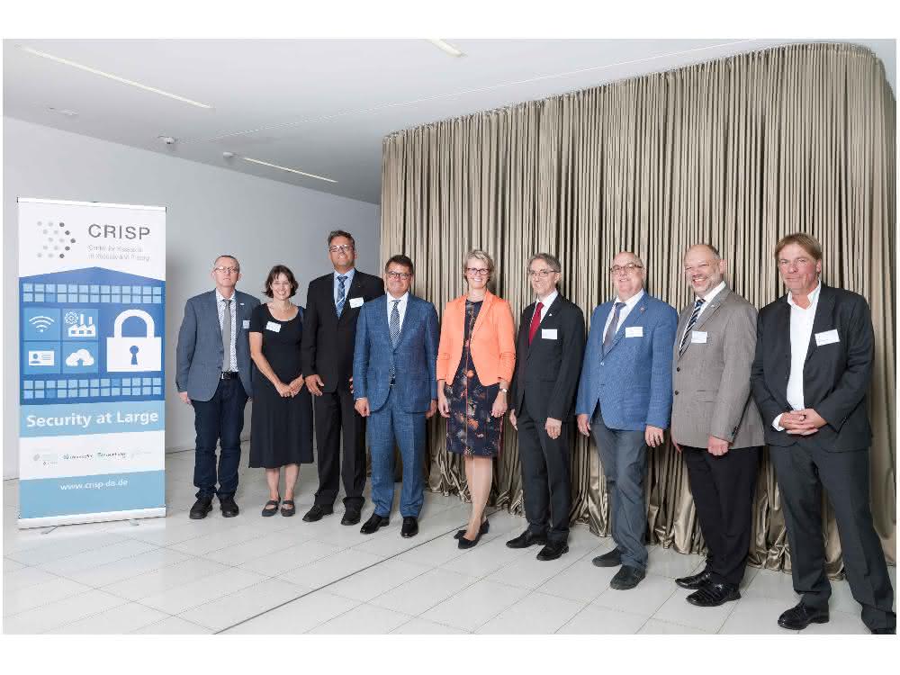 Federal Research Minister Anja Karliczek and Hesse's Science Minister Boris Rhein find out about cyber security research projects Group photo at Fraunhofer SIT