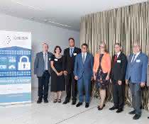 Bundesforschungsministerin Anja Karliczek und Hessens Wissenschaftsminister Boris Rhein informieren sich über Cybersicherheitsforschungsprojekte Gruppenfoto bei Fraunhofer SIT