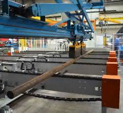 The automatic saw is partly loaded with the aid of a magnet system Automatic saw