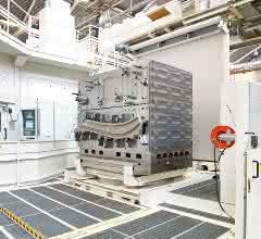 The parts to be machined are mounted on this steel clamping cube. The entire structure weighs up to 28 tons, which the Peiseler rotary table moves effortlessly.
