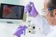 Die Entwicklung von Analysemethoden ist ein aufwändiger und kostenintensiver Prozess. (Bild: Fotolia/Gerhard Seybert) Mitarbeiter im Labor pipettiert