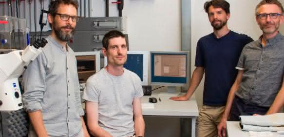 Mario Brameshuber, Benedikt Rossboth, Florian Baumgart und Gerhard Schütz im Labor mit Mikroskop