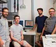 Reizen modernste Mikroskopie-Methoden aus für ihre Untersuchungen an T-Zell-Oberflächen: Mario Brameshuber, Benedikt Rossboth, Florian Baumgart und Gerhard Schütz (v.l.n.r.). (Bild: TU Wien) Mario Brameshuber, Benedikt Rossboth, Florian Baumgart und Gerhard Schütz im Labor mit Mikroskop