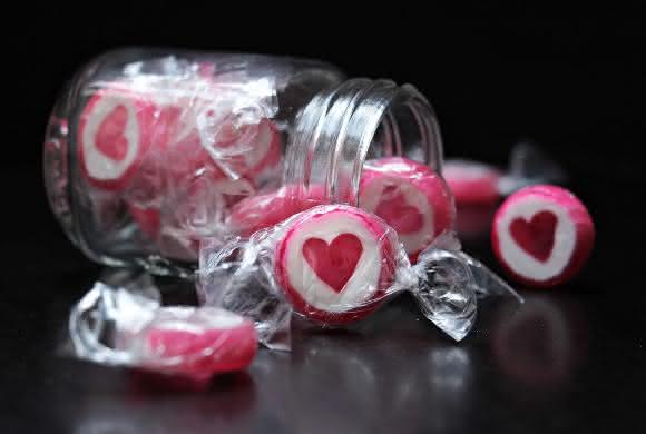 Der Einsatz bedeutender Kunststoff-Weichmacher, z.B. in Lebensmittelverpackungen, soll weiter deutlich eingeschränkt werden. (Bild: CCO_Pexel) Bonbons in Kunststofffolie