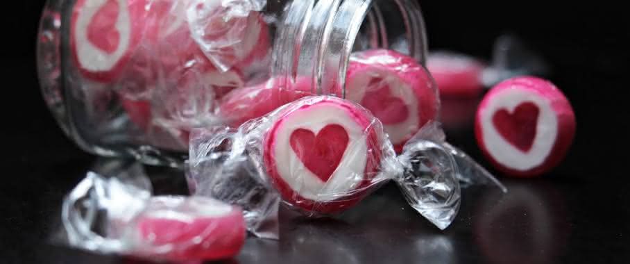 Der Einsatz bedeutender Kunststoff-Weichmacher, z.B. in Lebensmittelverpackungen, soll weiter deutlich eingeschränkt werden. (Bild: CCO_Pexel) Bonbons in Kunststofffolie