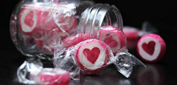 Der Einsatz bedeutender Kunststoff-Weichmacher, z.B. in Lebensmittelverpackungen, soll weiter deutlich eingeschränkt werden. (Bild: CCO_Pexel) Bonbons in Kunststofffolie