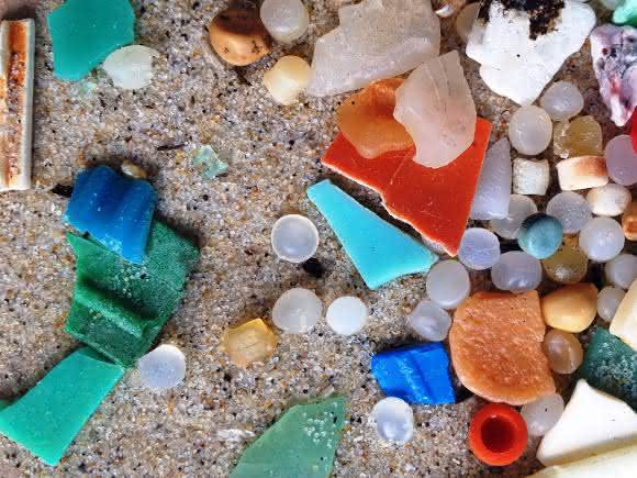 Mikroplastik an Frankreichs Atlantikküste. (Bild: Fraunhofer UMSICHT/Leandra Hamann) Mikroplastik im Sand