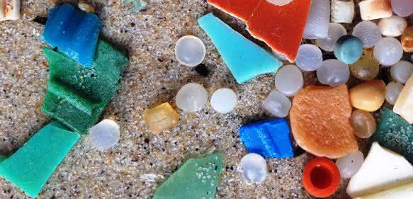 Mikroplastik an Frankreichs Atlantikküste. (Bild: Fraunhofer UMSICHT/Leandra Hamann) Mikroplastik im Sand