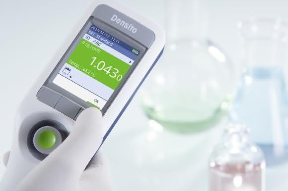 Hand mit Dichtemessgerät
