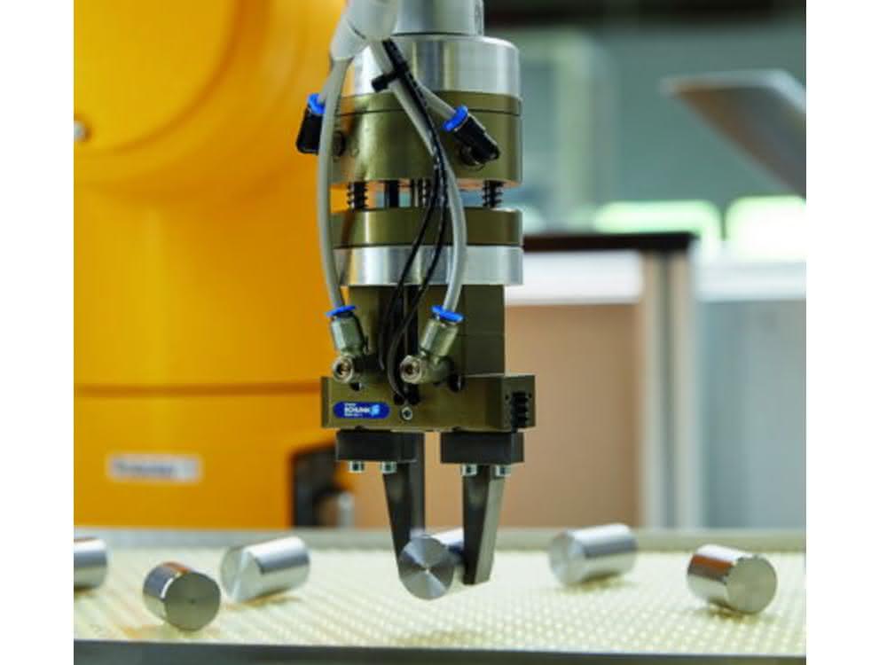 Loading and unloading machine tools