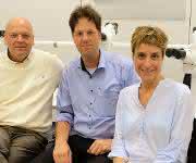 Freuen sich über 7,7 Mio. Euro für Forschungsverbund: Prof. Wolfgang Brück, Direktor Institut für Neuropathologie UMG, Prof. Fred Wouters, Labor für Molekulare und Zelluläre Systeme, Dr. Gertrude Bunt. (Bild: umg) Prof. Wolfgang Brück, Direktor Institut für Neuropathologie UMG, Prof. Fred Wouters, Labor für Molekulare und Zelluläre Systeme, Dr. Gertrude Bunt