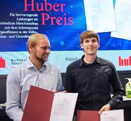 Die Preisträger freuten sich sichtlich über ihre Urkunden. (Bild: Peter Huber Kältemaschinenbau) Die Preisträger freuten sich sichtlich über ihre Urkunden. (Bild: Peter Huber Kältemaschinenbau)