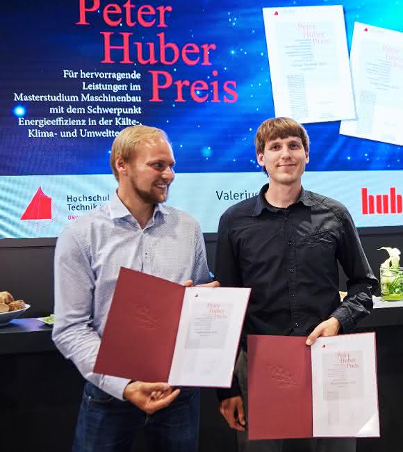 Die Preisträger freuten sich sichtlich über ihre Urkunden. (Bild: Peter Huber Kältemaschinenbau) Die Preisträger freuten sich sichtlich über ihre Urkunden. (Bild: Peter Huber Kältemaschinenbau)