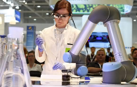 Labormitarbeiterin im Showroom Smart Lab auf der Labvolution 2016