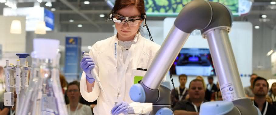 Labormitarbeiterin im Showroom Smart Lab auf der Labvolution 2016