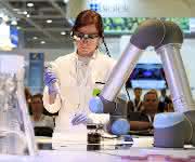 Auch 2019 wird das "smartLAB" den Besuchern wieder eine realistische Vision für das Labor von morgen zeigen. (Bild: Deutsche Messe) Labormitarbeiterin im Showroom Smart Lab auf der Labvolution 2016