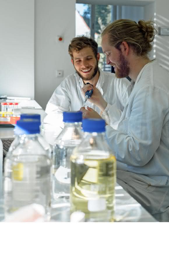 Sebastian Barthel (links) und Sebastian Palluk im Labor. (Bild: Stephanie Werner) Sebastian Barthel (links) und Sebastian Palluk im Labor. (Bild: Stephanie Werner)