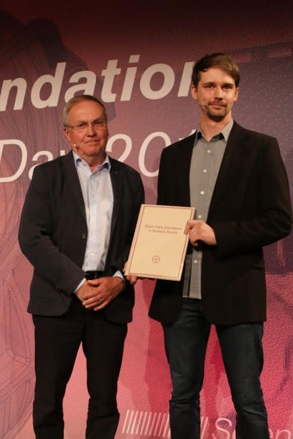Von links: Laudator Dr. Michael Metzlaff (Bayer AG) und Dr. Christoph Engel (Bild: Bayer Foundations)