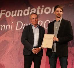 Von links: Laudator Dr. Michael Metzlaff (Bayer AG) und Dr. Christoph Engel (Bild: Bayer Foundations)