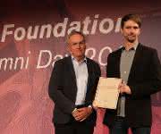 Von links: Laudator Dr. Michael Metzlaff (Bayer AG) und Dr. Christoph Engel (Bild: Bayer Foundations) Von links: Laudator Dr. Michael Metzlaff (Bayer AG) und Dr. Christoph Engel (Bild: Bayer Foundations)