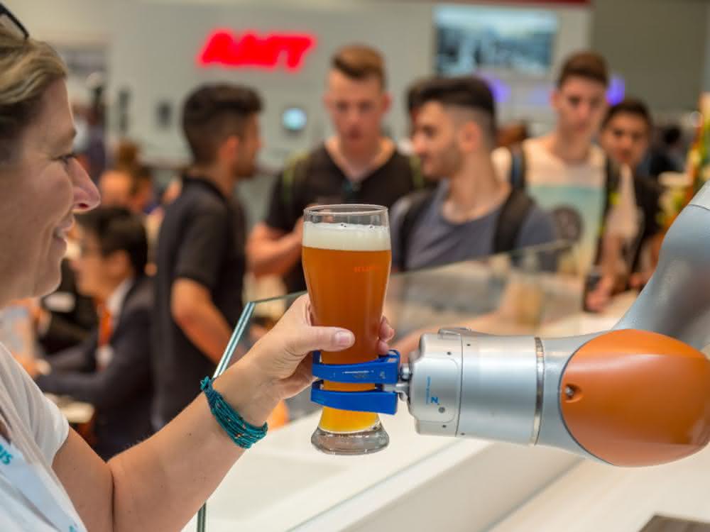Kuka-Roboter schenkt Weißbier aus