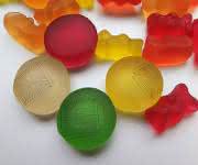 Mikroelektroden-Arrays auf Gelatine: Ein Team um Prof. Wolfrum hat die Sensoren auf Gummi-Süßigkeiten gedruckt. (Bild: N. Adly / TUM) Mikroelektroden-Arrays auf Gelatine: Ein Team um Prof. Wolfrum hat die Sensoren auf Gummi-Süßigkeiten gedruckt. (Bild: N. Adly / TUM)