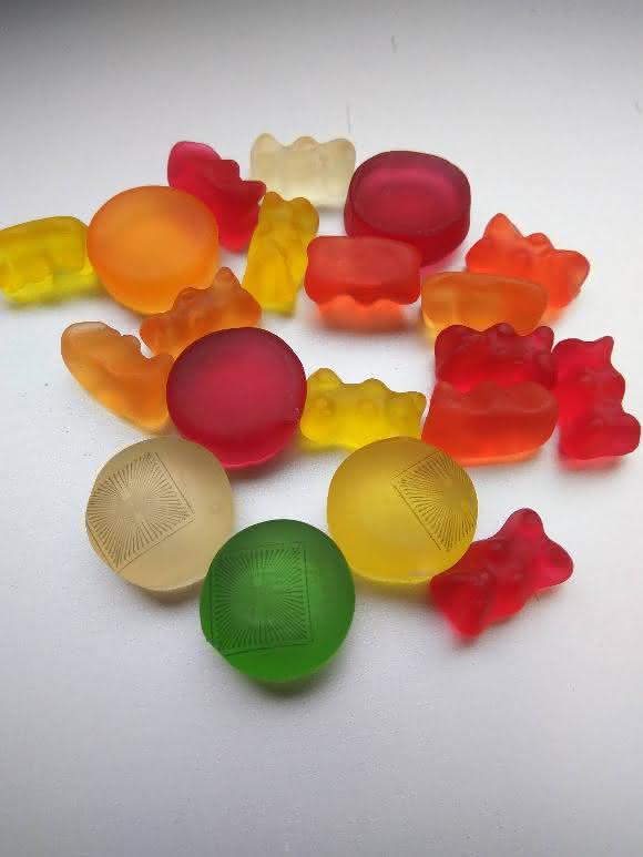 Mikroelektroden-Arrays auf Gelatine: Ein Team um Prof. Wolfrum hat die Sensoren auf Gummi-Süßigkeiten gedruckt. (Bild: N. Adly / TUM) Mikroelektroden-Arrays auf Gelatine: Ein Team um Prof. Wolfrum hat die Sensoren auf Gummi-Süßigkeiten gedruckt. (Bild: N. Adly / TUM)