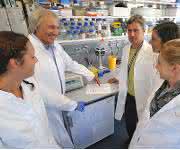 Mitarbeiter der Immunmodulatorischen Abteilung der FAU. (Bild: Rabenstein/Uni-Klinikum Erlangen) Mitarbeiter der Immunmodulatorischen Abteilung der FAU. (Bild: Rabenstein/Uni-Klinikum Erlangen)