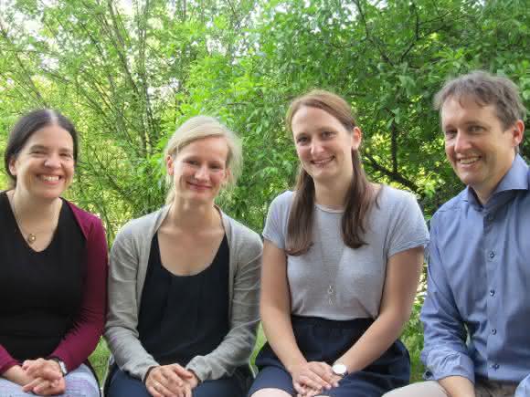 Prof. Dr. Christine Stadelmann-Nessler, Dr. Franziska van der Meer, Mareike Töpperwien, Prof. Dr. Tim Salditt (von links; Bild: Universität Göttingen)