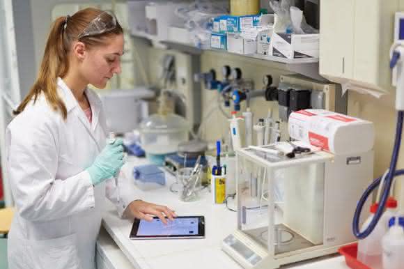 Die Wahrnehmung des digitalen Laborbuchs als Daten-Hub schafft auch „im Kleinen” die Nachfrage nach Automatisierung. (Bild: Labfolder) Labormitarbeiterin nutzt Tablet bei der Laborarbeit