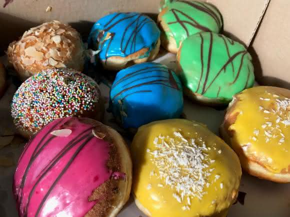 Süß und fettig wie diese Krapfen: Nahrungsmittel, die sowohl reich an Fetten als auch Kohlenhydraten sind, ... Krapfen