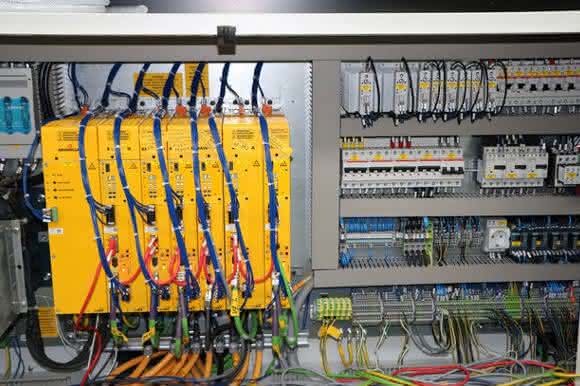 Control technology with b maXX 5000 servo inverter series Control technology with b maXX 5000 servo inverter series