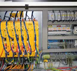 Steuerungstechnik mit Servoumrichterreihe b maXX 5000