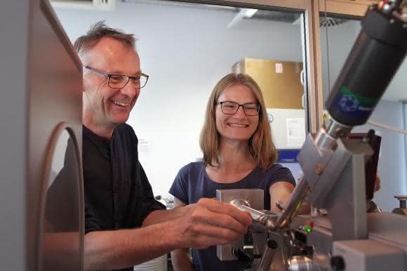 Die FAU-Wissenschaftler Prof. Dr. Yves Muller und Karin Schmidt