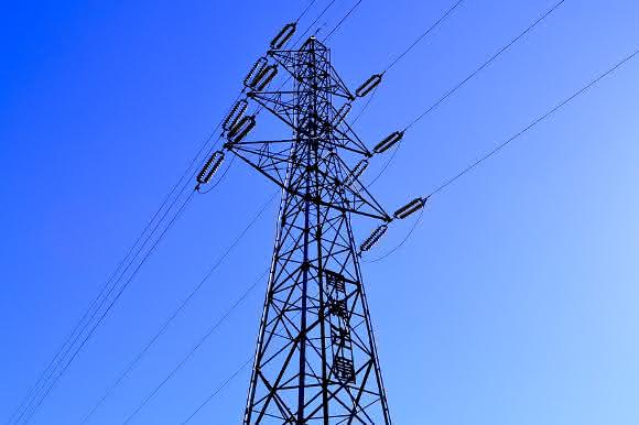 Strommast vor blauem Himmel