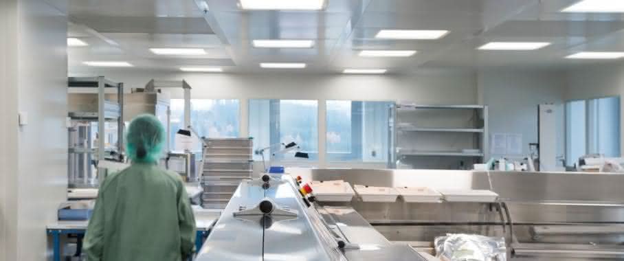 Die LED-Leuchte „Protection IPA“ von Regiolux erfüllt die ISO-Klasse 1 nach DIN EN ISO 14644-1 und damit die höchsten Anforderungen an Luftreinheit. (Bild: Regiolux) Reinraum mit Leuchten