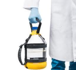 Mit dem Tragesystem von DWK Life Sciences lassen sich großvolumige Laborglasflaschen sicher transportieren. (Bild: DWK Life Sciences)