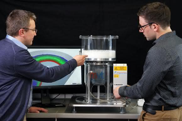Die Kaiserslauterer Ingenieure untersuchen, welche Parameter die Kugelbildung fördern. Hier im Bild Professor Sergiy Antonyuk (links) und Dominik Weis. (Bild: TUK/Thomas Koziel)