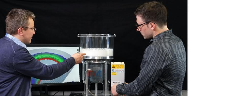 Die Kaiserslauterer Ingenieure untersuchen, welche Parameter die Kugelbildung fördern. Hier im Bild Professor Sergiy Antonyuk (links) und Dominik Weis. (Bild: TUK/Thomas Koziel) Die Kaiserslauterer Ingenieure untersuchen, welche Parameter die Kugelbildung fördern. Hier im Bild Professor Sergiy Antonyuk (links) und Dominik Weis. (Bild: TUK/Thomas Koziel)