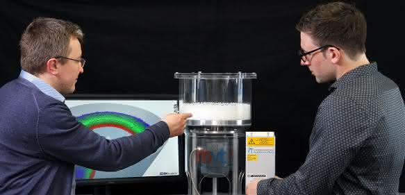 Die Kaiserslauterer Ingenieure untersuchen, welche Parameter die Kugelbildung fördern. Hier im Bild Professor Sergiy Antonyuk (links) und Dominik Weis. (Bild: TUK/Thomas Koziel)