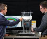 Die Kaiserslauterer Ingenieure untersuchen, welche Parameter die Kugelbildung fördern. Hier im Bild Professor Sergiy Antonyuk (links) und Dominik Weis. (Bild: TUK/Thomas Koziel) Die Kaiserslauterer Ingenieure untersuchen, welche Parameter die Kugelbildung fördern. Hier im Bild Professor Sergiy Antonyuk (links) und Dominik Weis. (Bild: TUK/Thomas Koziel)