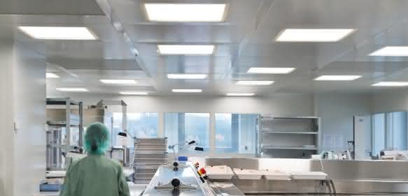 Die LED-Leuchte „Protection IPA“ von Regiolux erfüllt die ISO-Klasse 1 nach DIN EN ISO 14644-1 und damit die höchsten Anforderungen an Luftreinheit. (Bild: Regiolux) Reinraum mit Leuchten