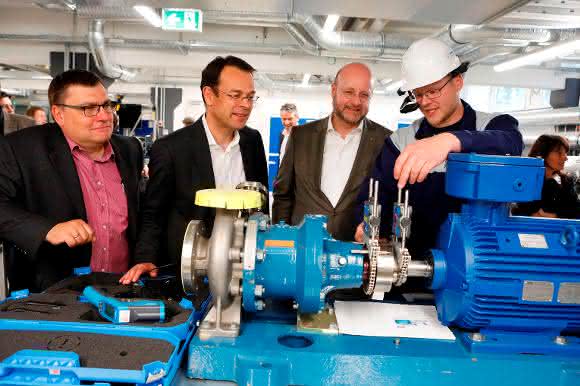Stefan Pfitzner, Mitarbeiter der Infraserv Höchst Prozesstechnik GmbH, erläutert den Infraserv-Geschäftsführern