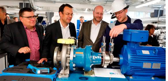 Stefan Pfitzner, Mitarbeiter der Infraserv Höchst Prozesstechnik GmbH, erläutert den Infraserv-Geschäftsführern