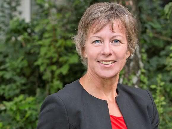 Petra Born, Editor-in-Chief handling